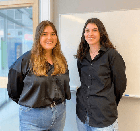 Two students presenting the Club Campus project.